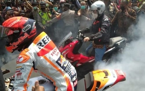 Marc Marquez Pamer Aksi Burnout di Jakarta 